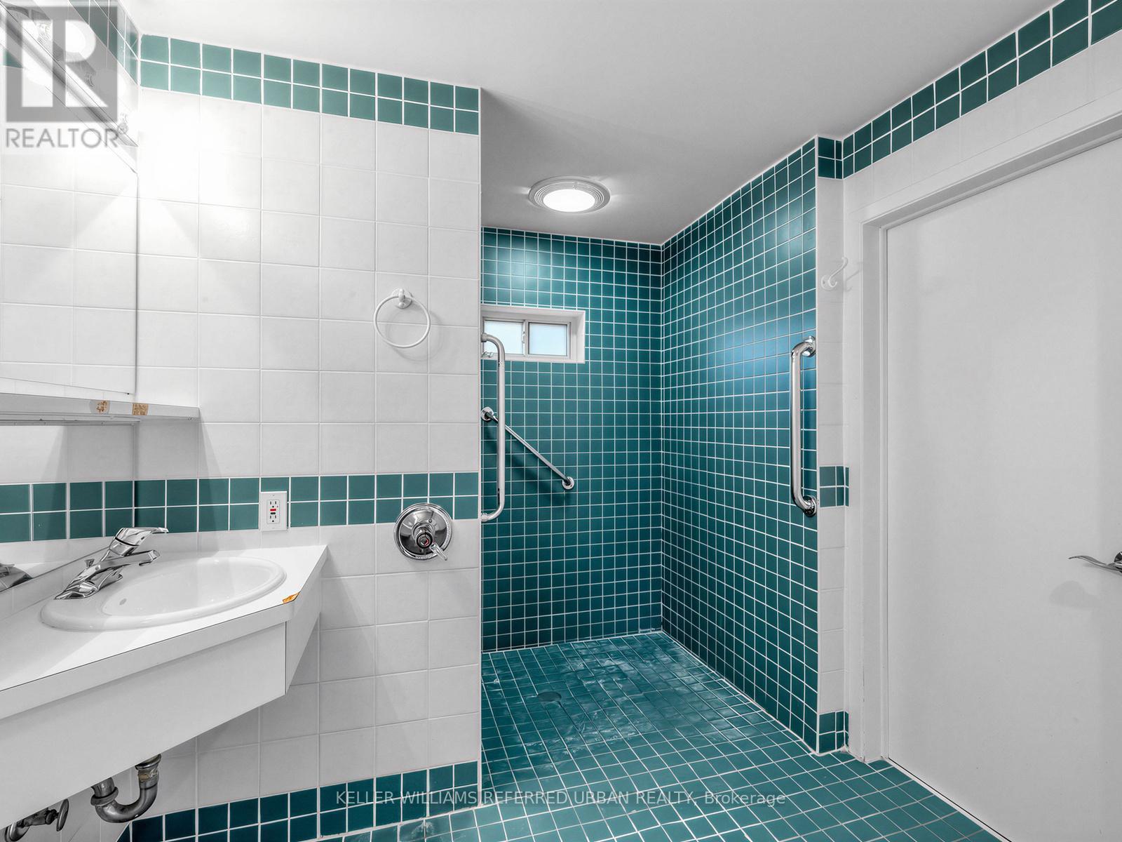 7 Harlock Boulevard, Toronto, ON - Indoor Photo Showing Bathroom
