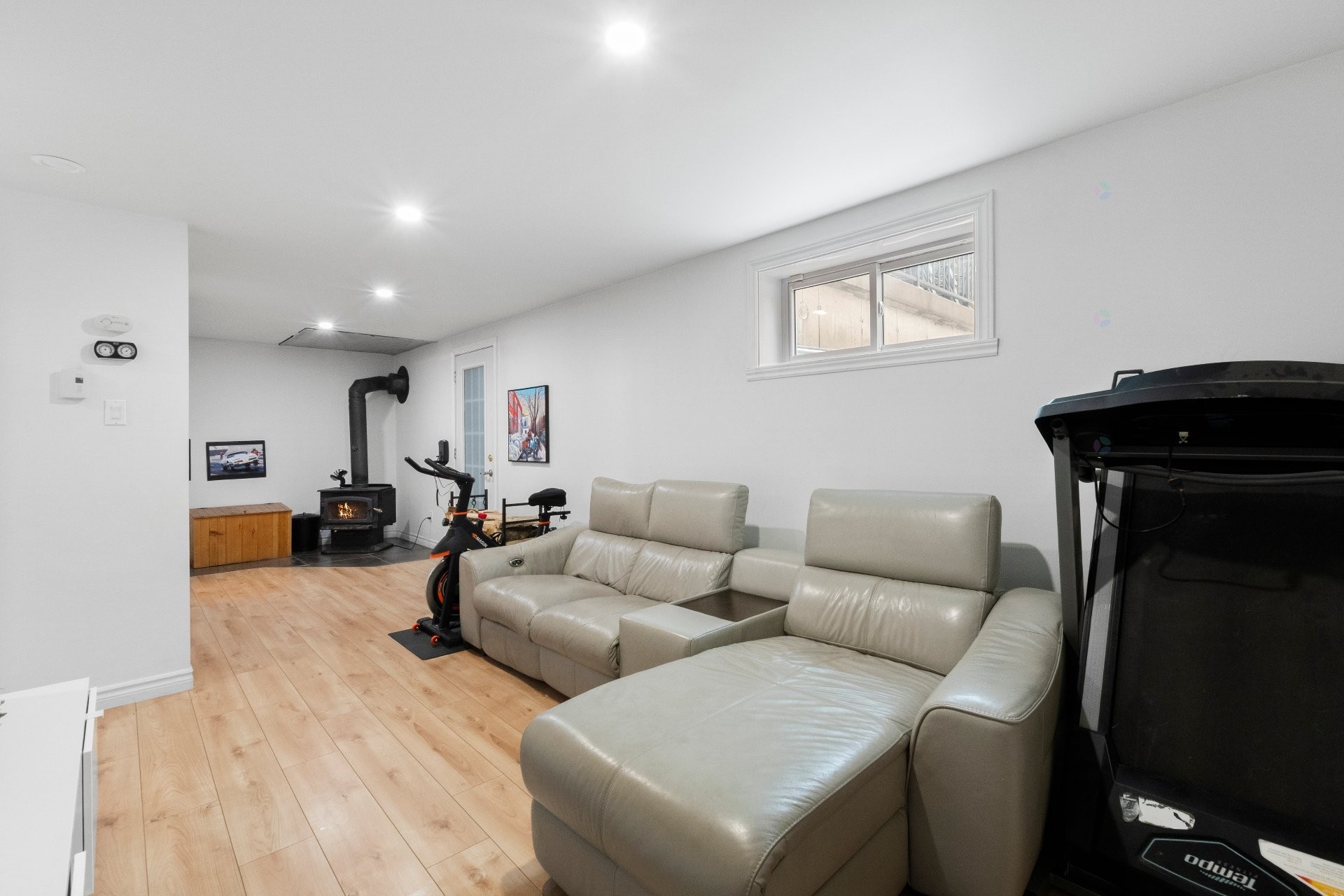 Salon - 46 Rue Migué, Saint-Jacques, QC