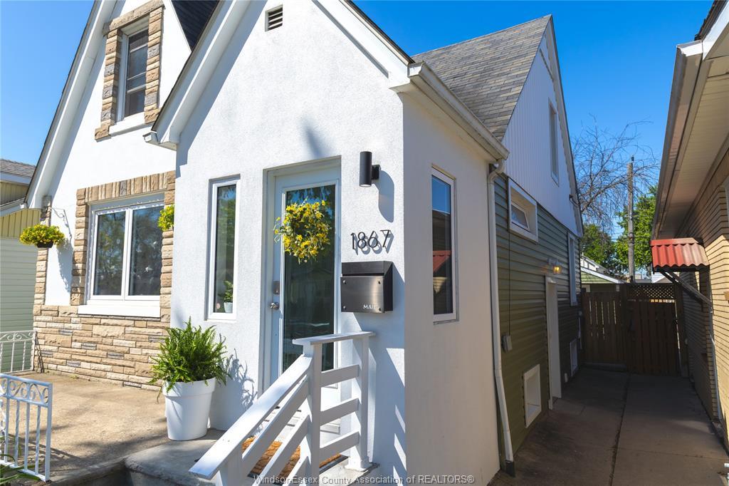 1867 St. Luke, Windsor, ON