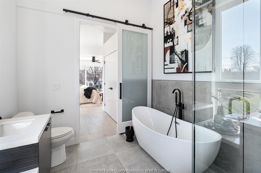 2041 Seneca Street, Windsor, ON - Indoor Photo Showing Bathroom