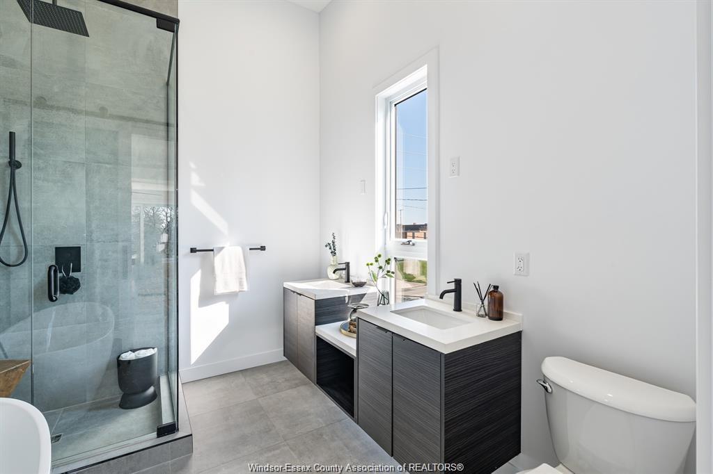 2041 Seneca Street, Windsor, ON - Indoor Photo Showing Bathroom