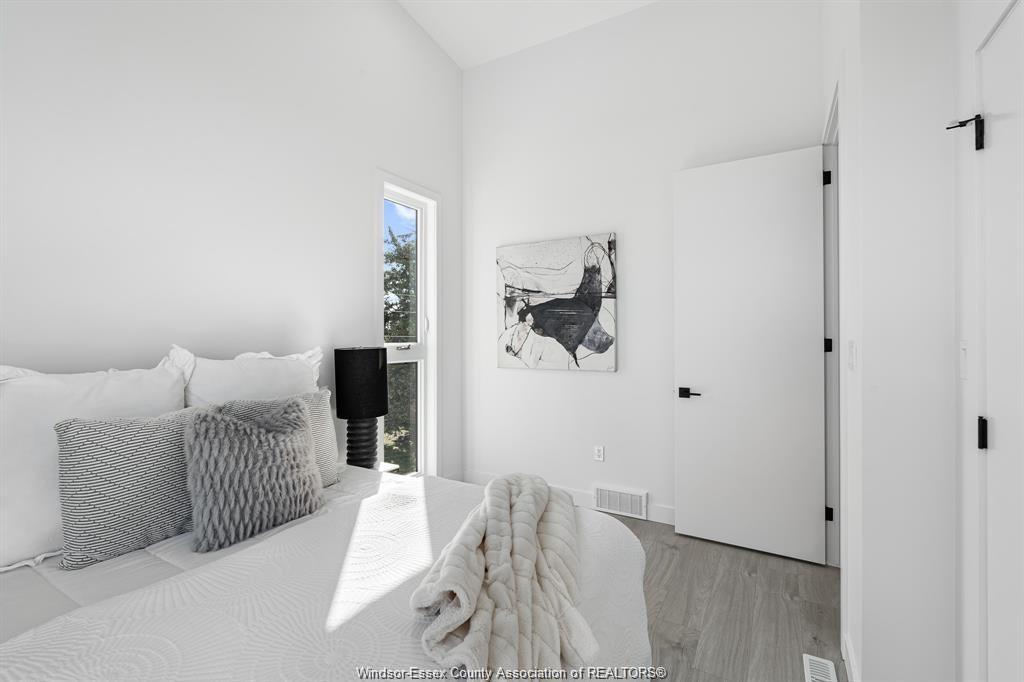 2041 Seneca Street, Windsor, ON - Indoor Photo Showing Bedroom