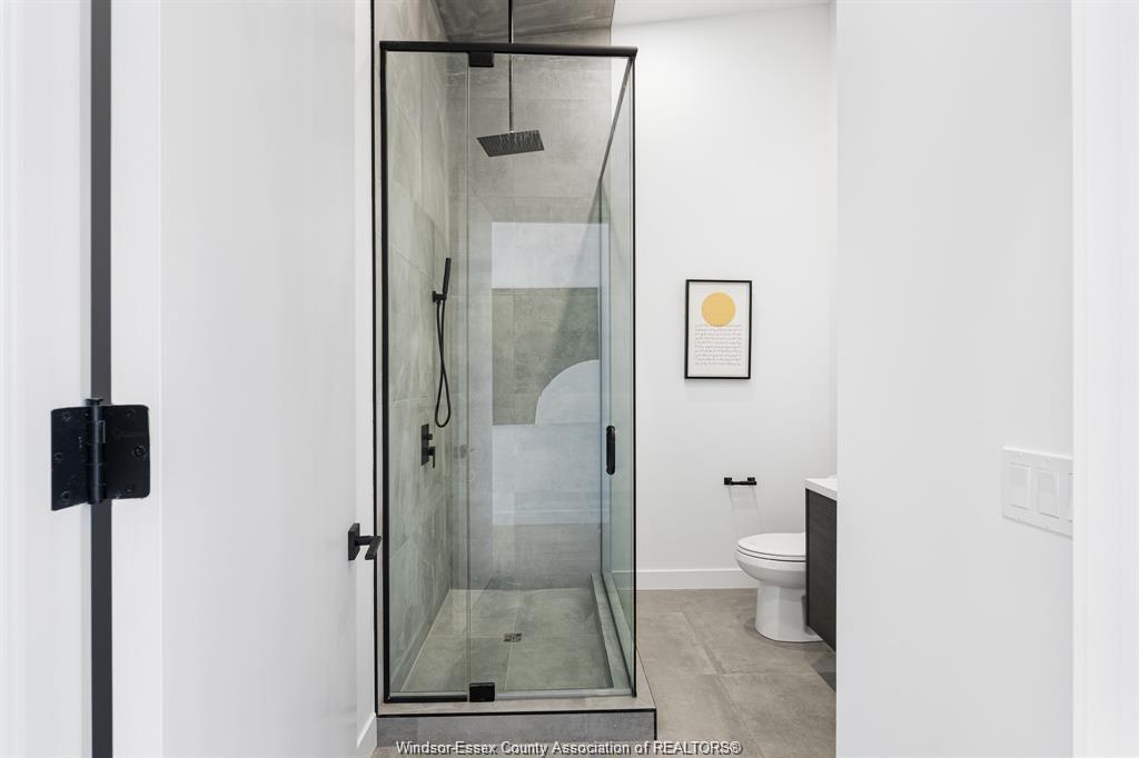 2041 Seneca Street, Windsor, ON - Indoor Photo Showing Bathroom
