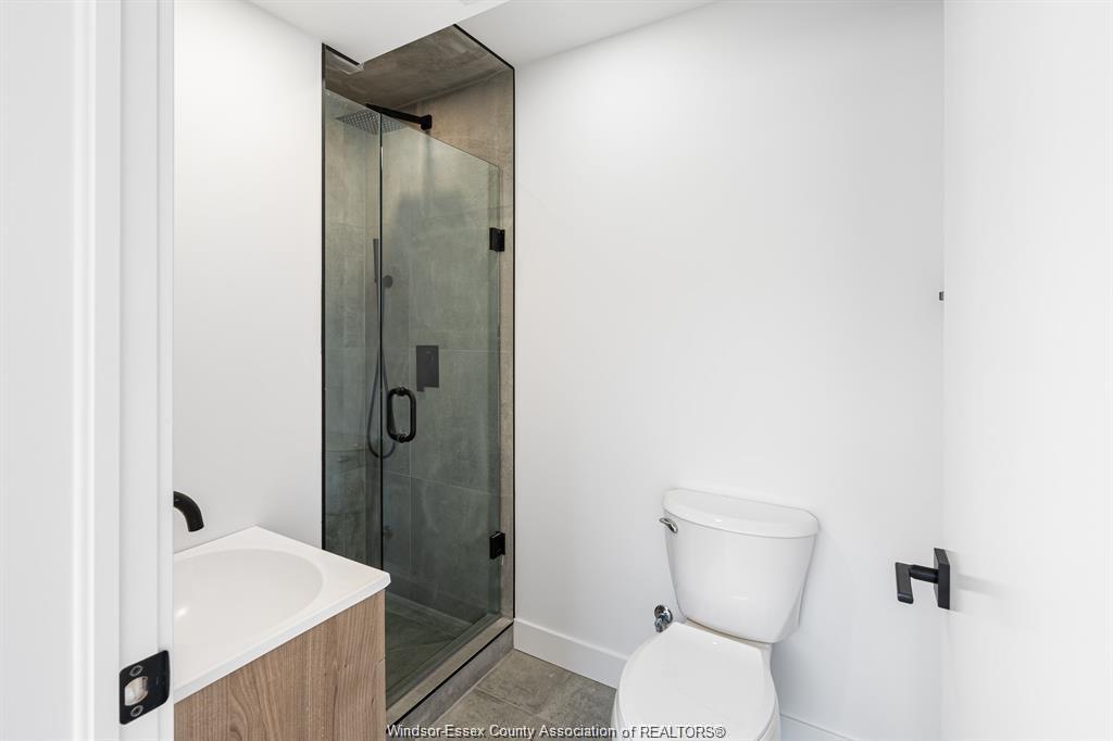 2041 Seneca Street, Windsor, ON - Indoor Photo Showing Bathroom
