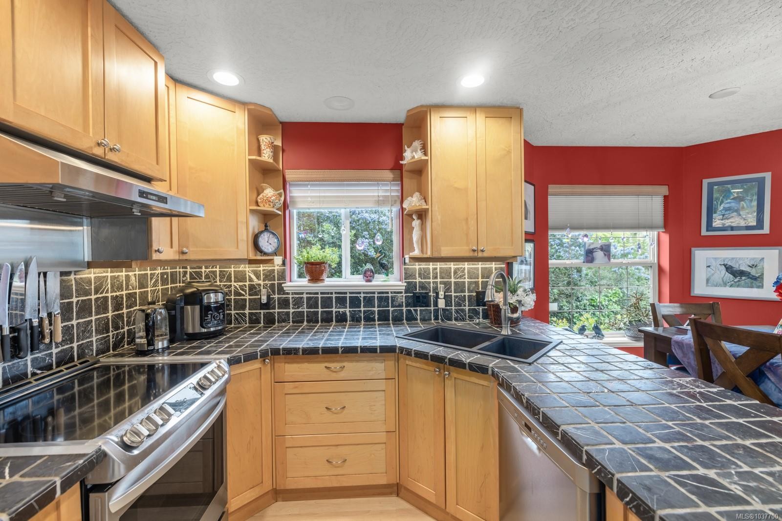 2902 Irma St, Victoria, BC