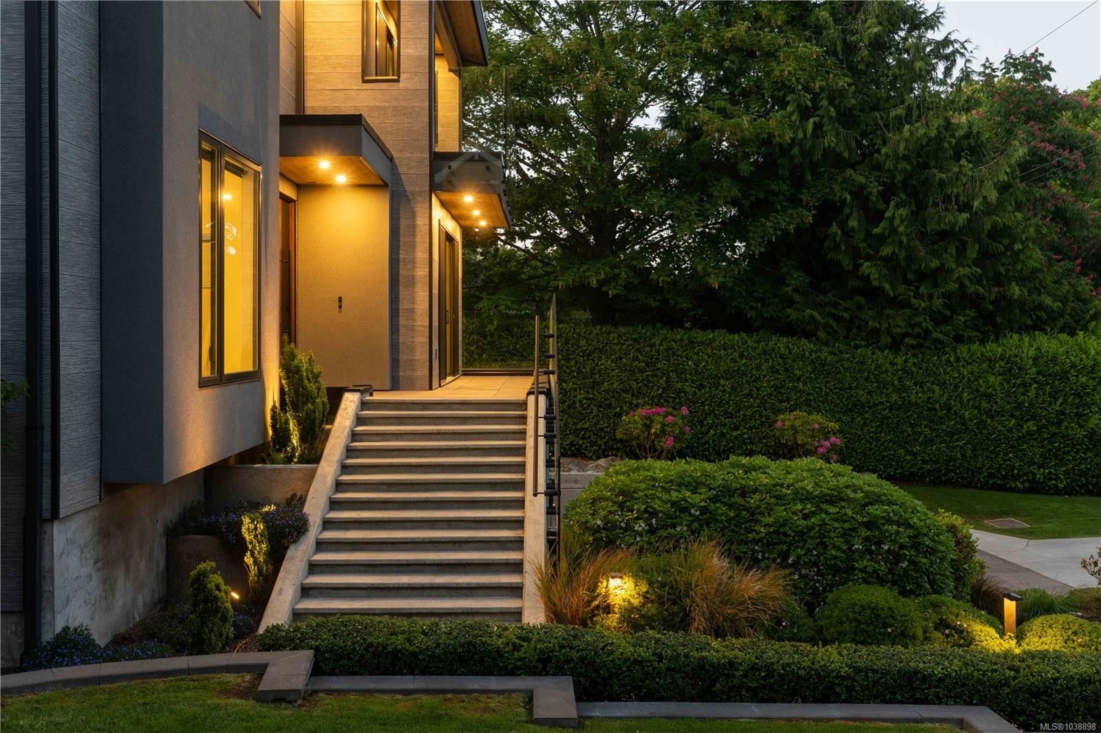 374 Sunset Ave, Oak Bay, BC