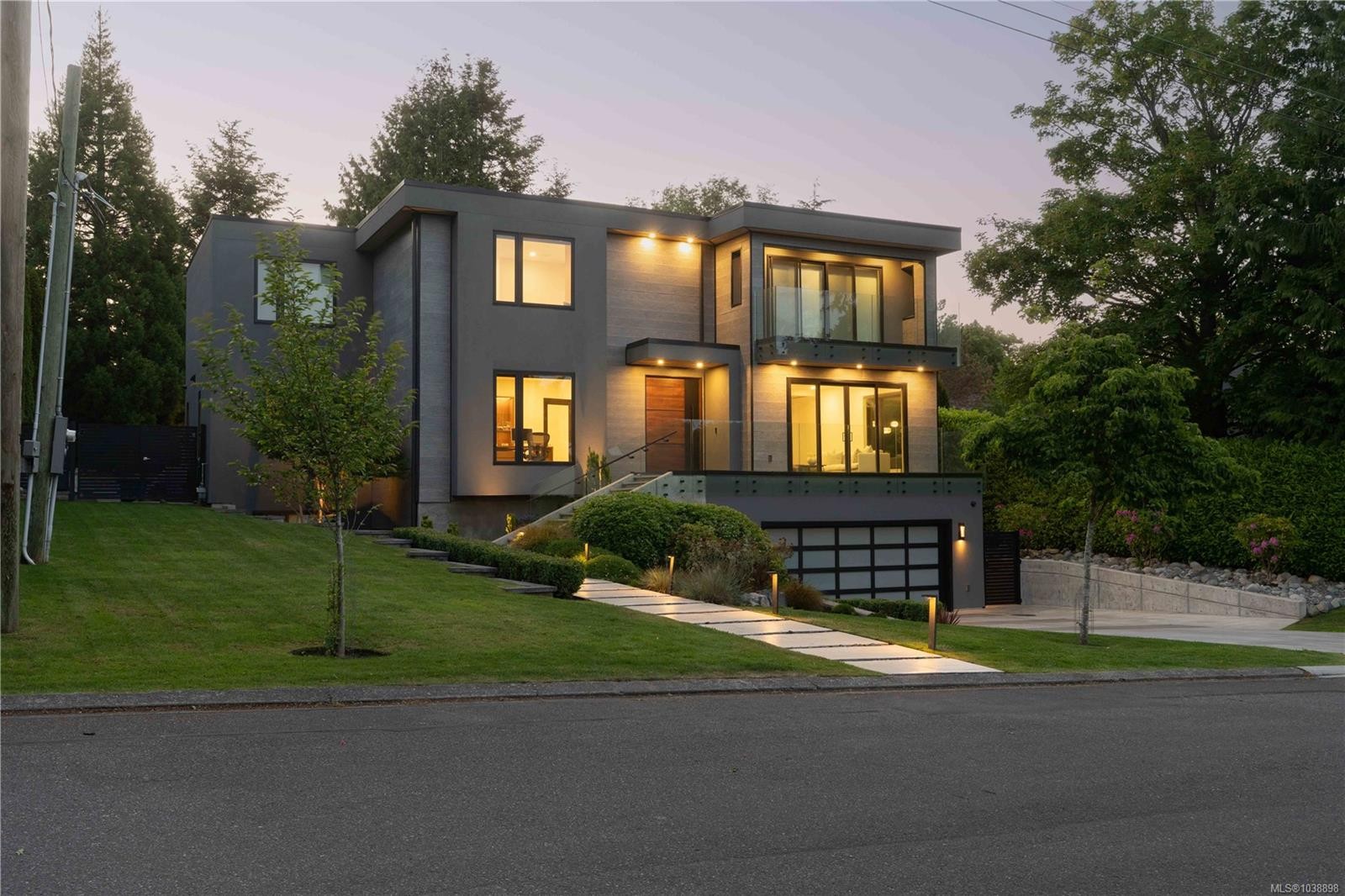374 Sunset Ave, Oak Bay, BC
