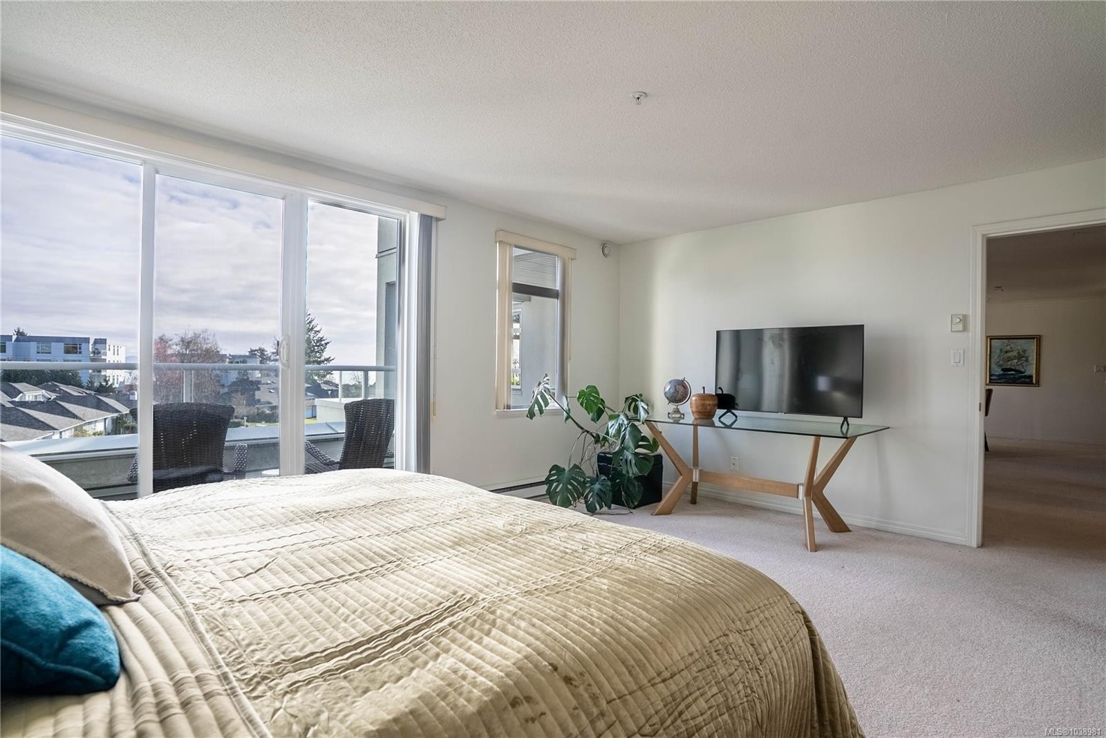 #306-5110 Cordova Bay Rd, Saanich, BC - Indoor Photo Showing Bedroom