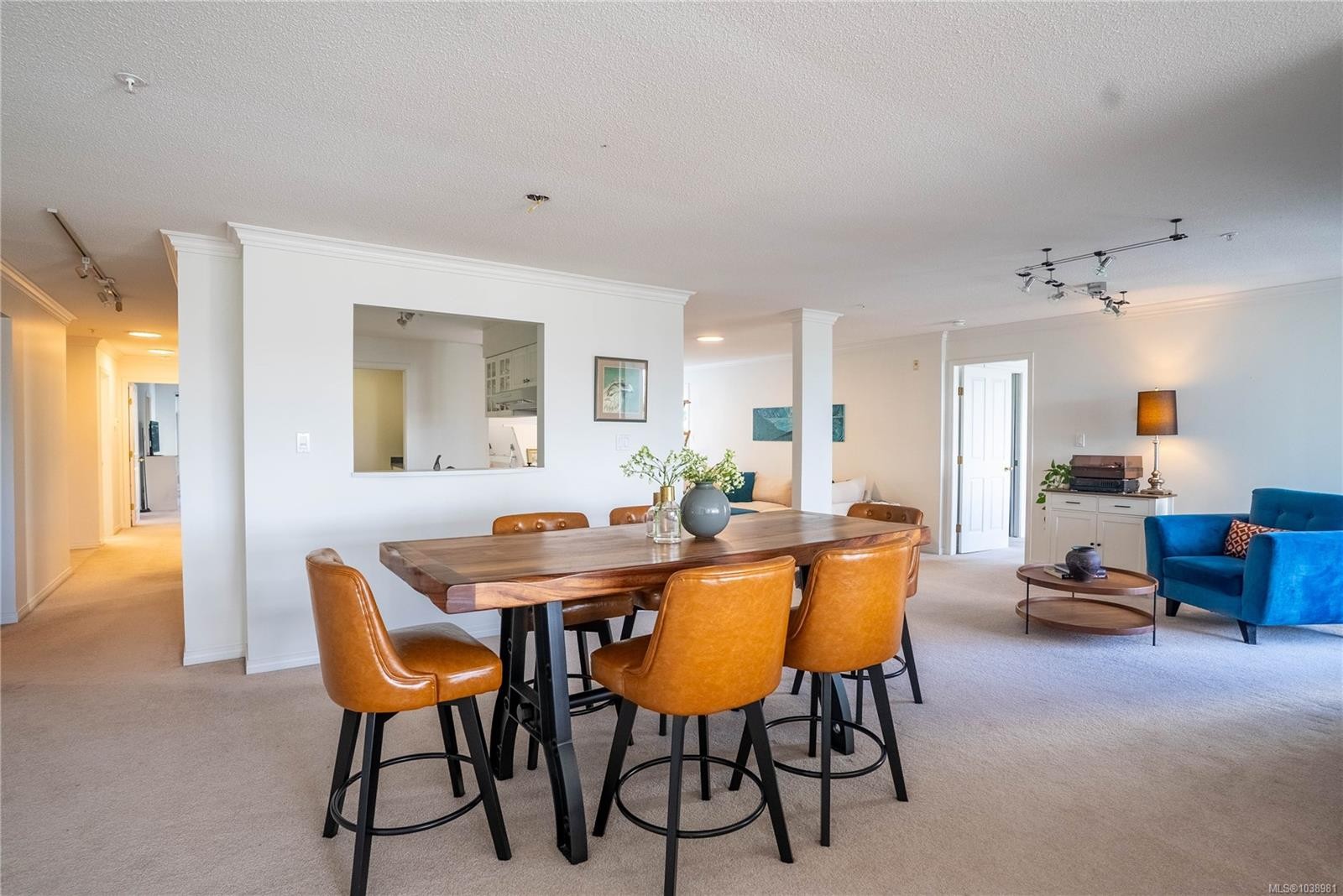 #306-5110 Cordova Bay Rd, Saanich, BC - Indoor Photo Showing Dining Room
