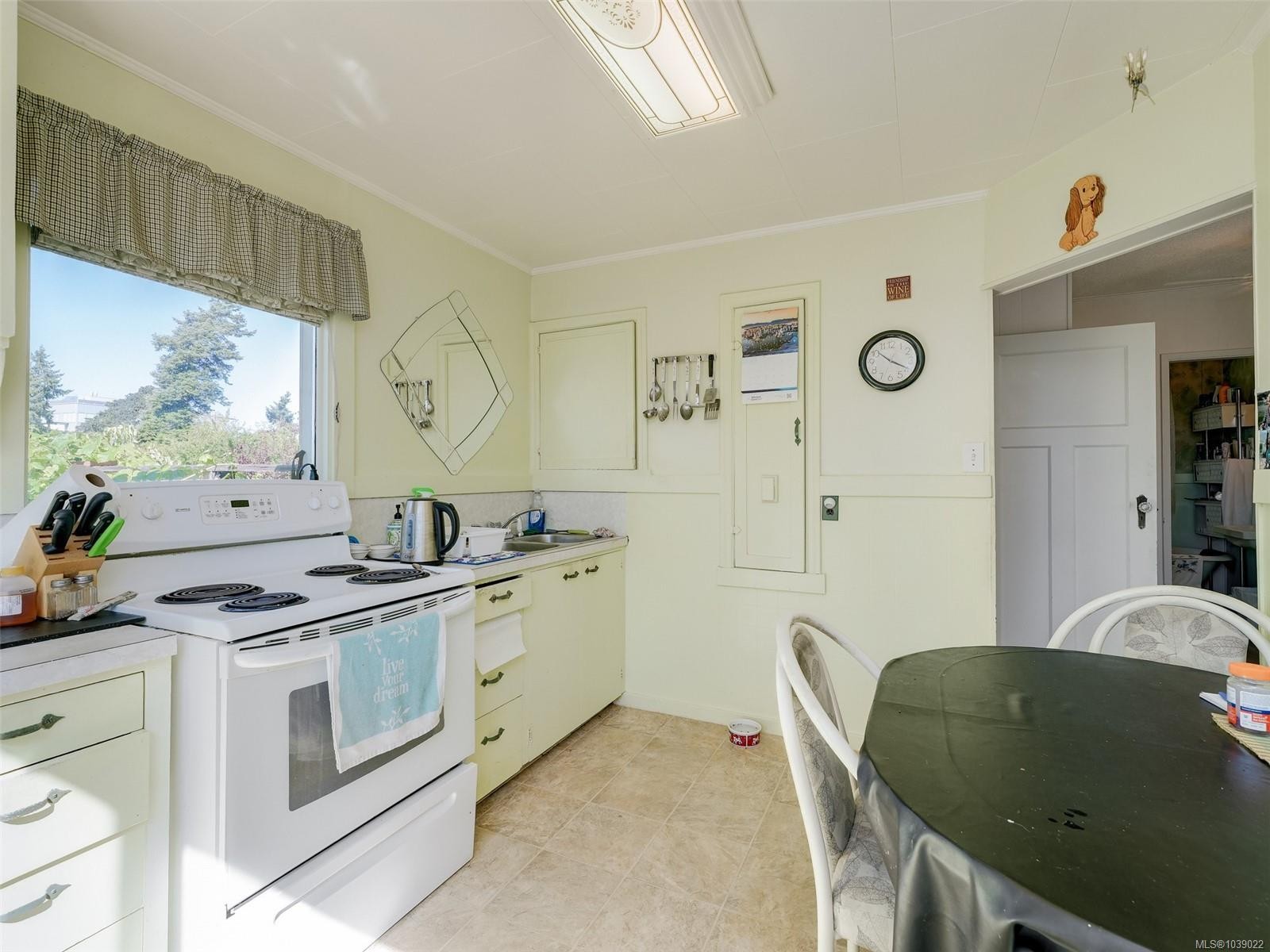 8 Camden Ave, View Royal, BC