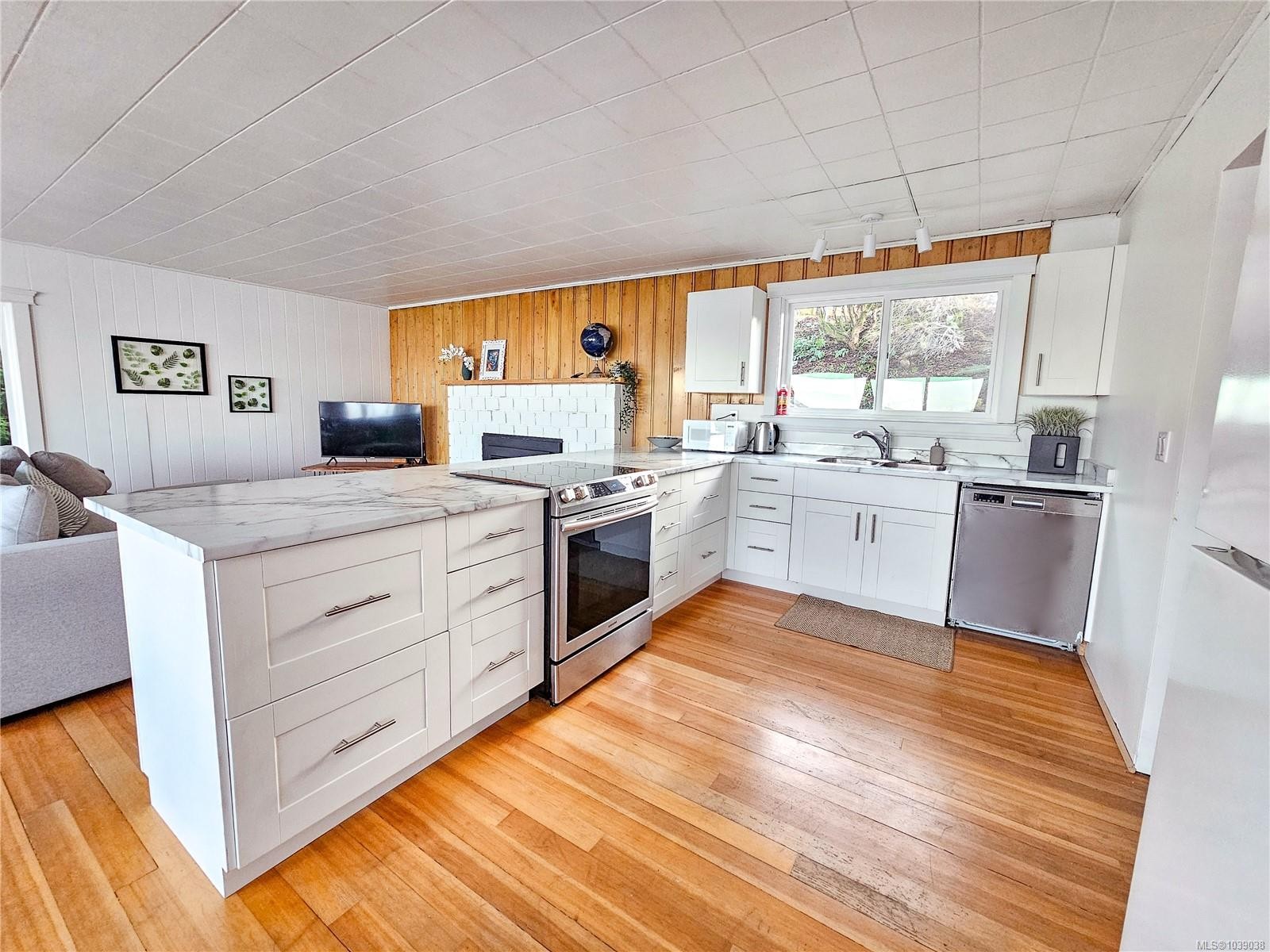 3677 Gardner Rd, Saltair, BC