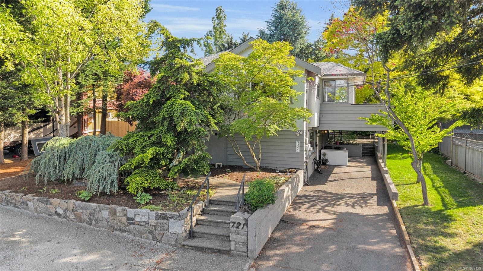721 Snowdrop Ave, Saanich, BC