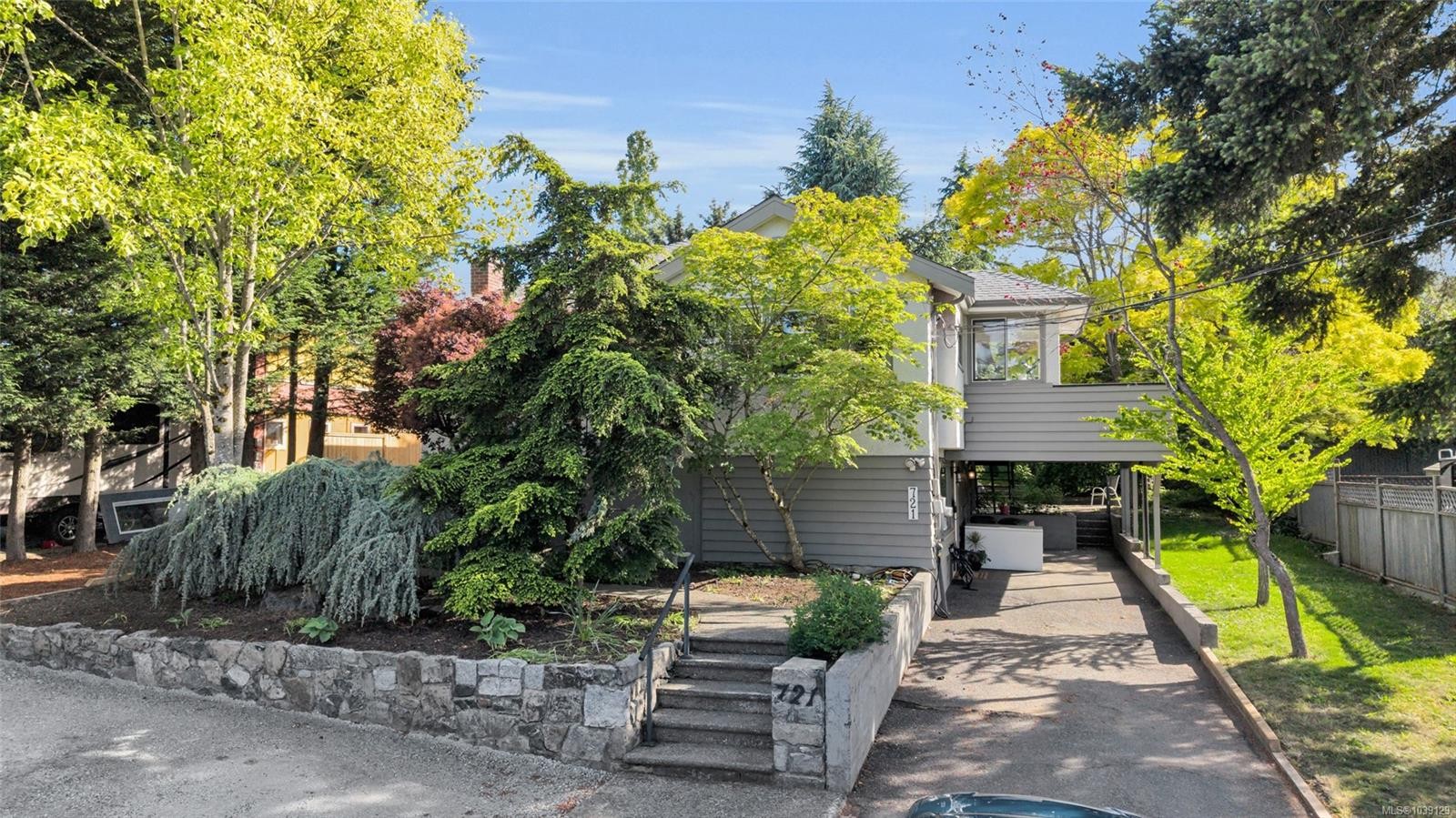 721 Snowdrop Ave, Saanich, BC