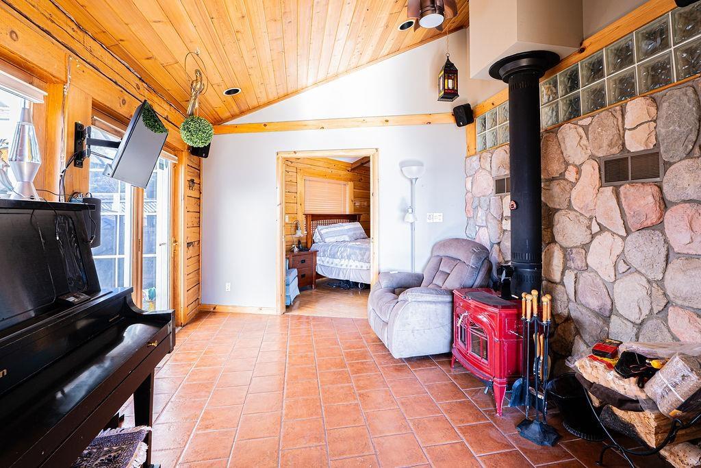 106 Island Avenue, Neebing, ON