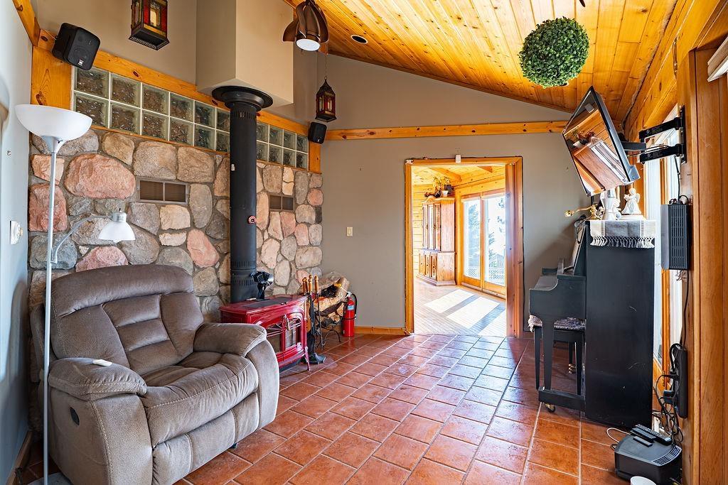 106 Island Avenue, Neebing, ON
