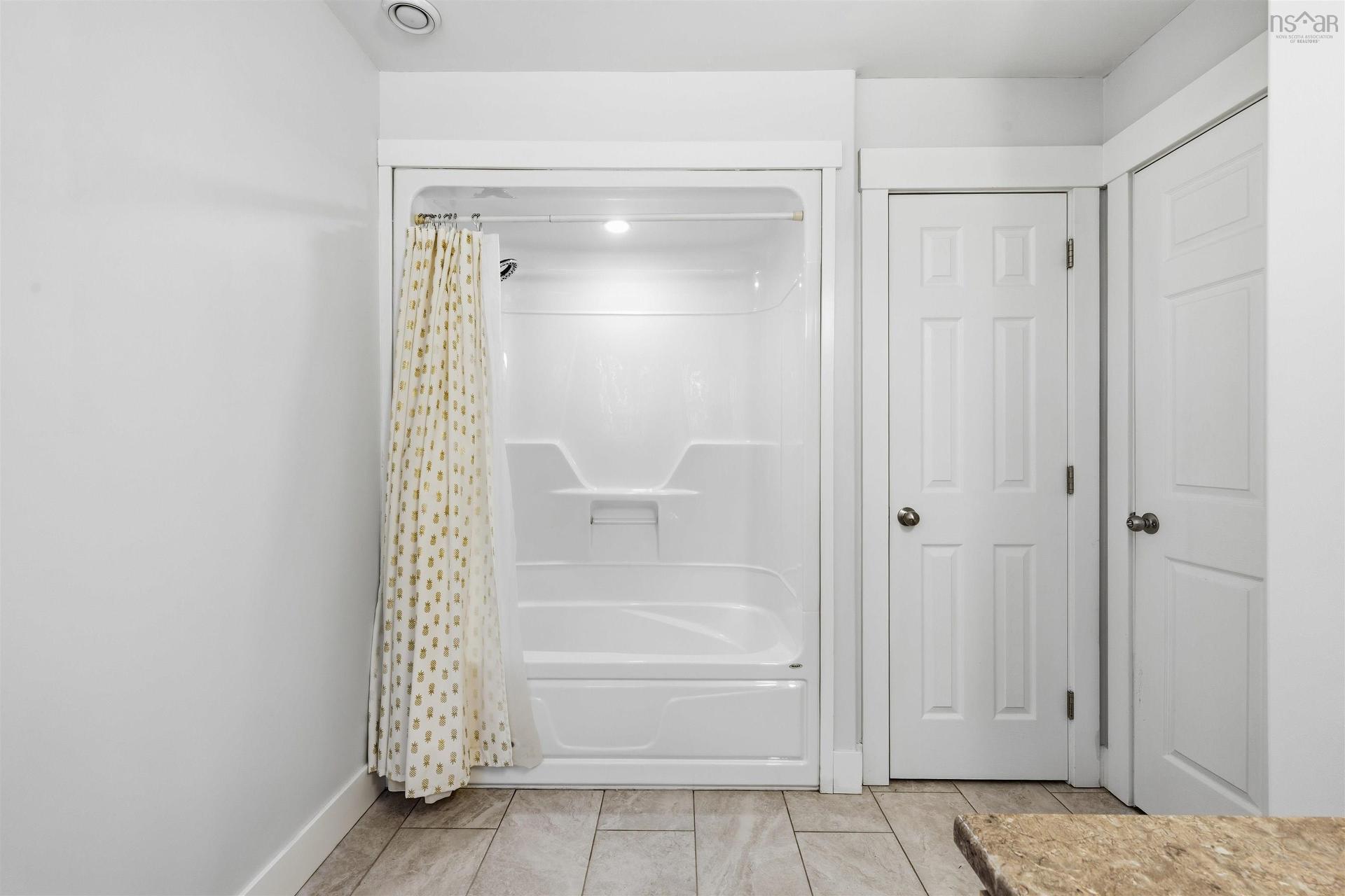 281 Heselton Drive, Ostrea Lake, NS - Indoor Photo Showing Bathroom