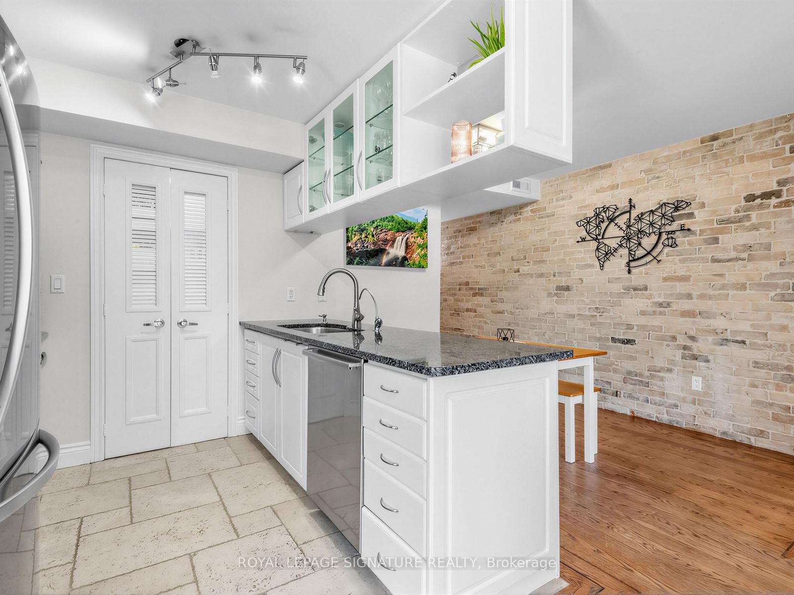 201-72 Aerodrome Crescent, Toronto, ON - Indoor Photo Showing Kitchen