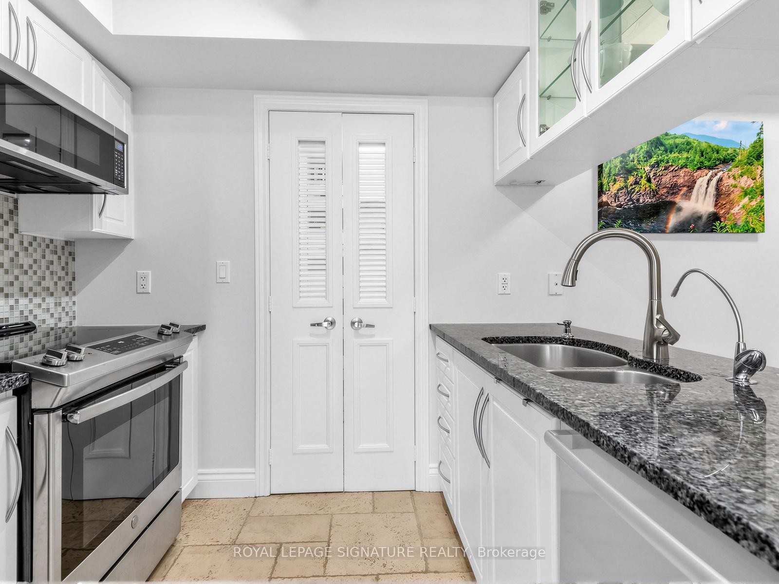 201-72 Aerodrome Crescent, Toronto, ON - Indoor Photo Showing Kitchen With Double Sink