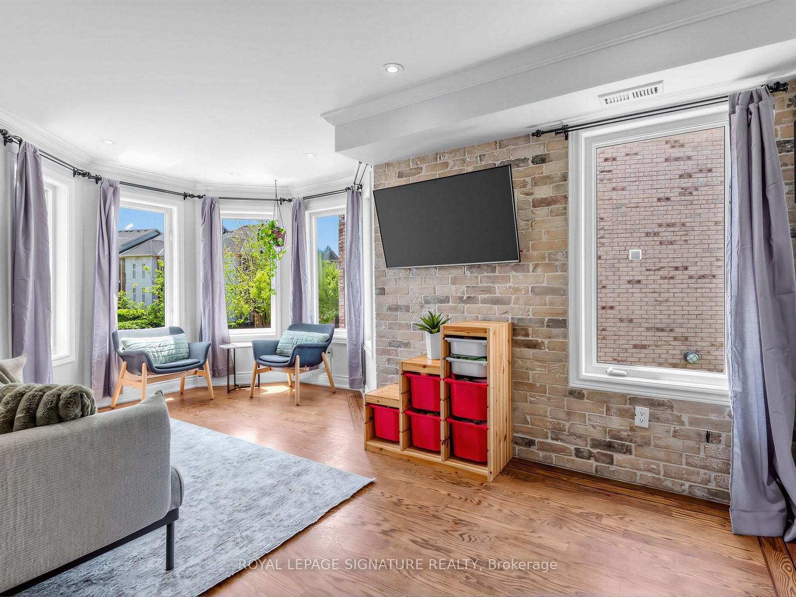 201-72 Aerodrome Crescent, Toronto, ON - Indoor Photo Showing Living Room