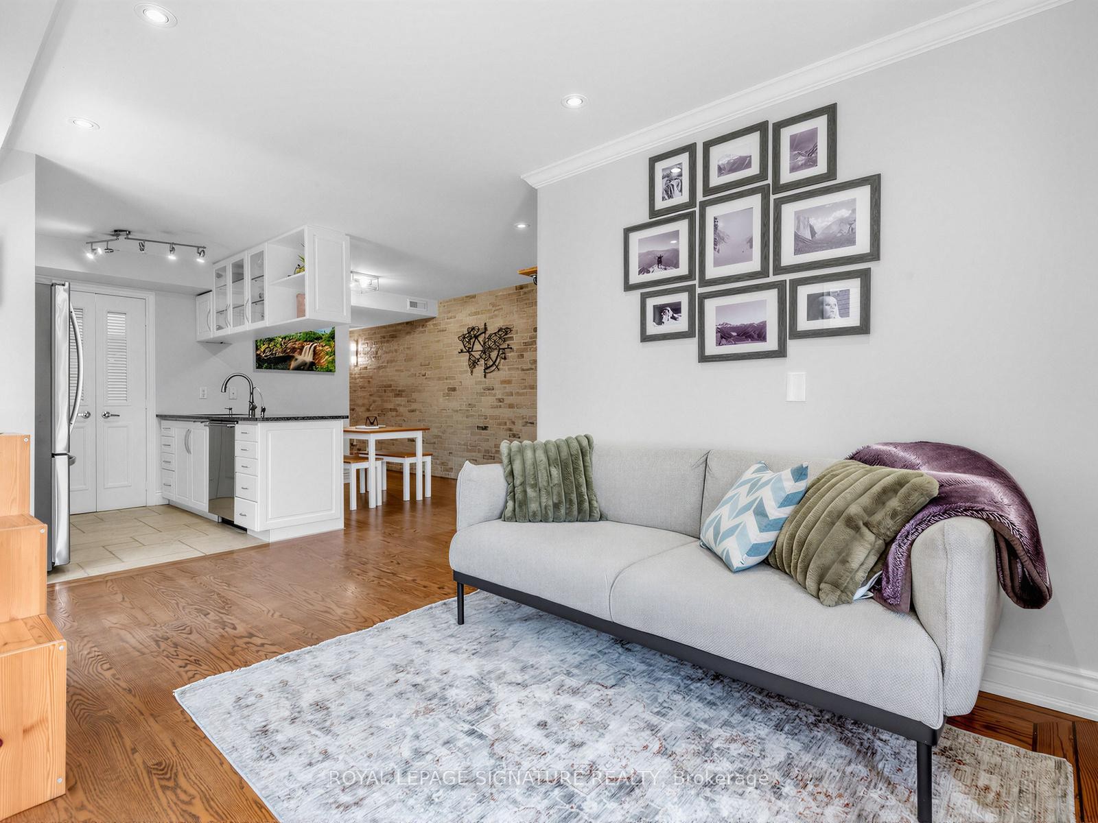 201-72 Aerodrome Crescent, Toronto, ON - Indoor Photo Showing Living Room