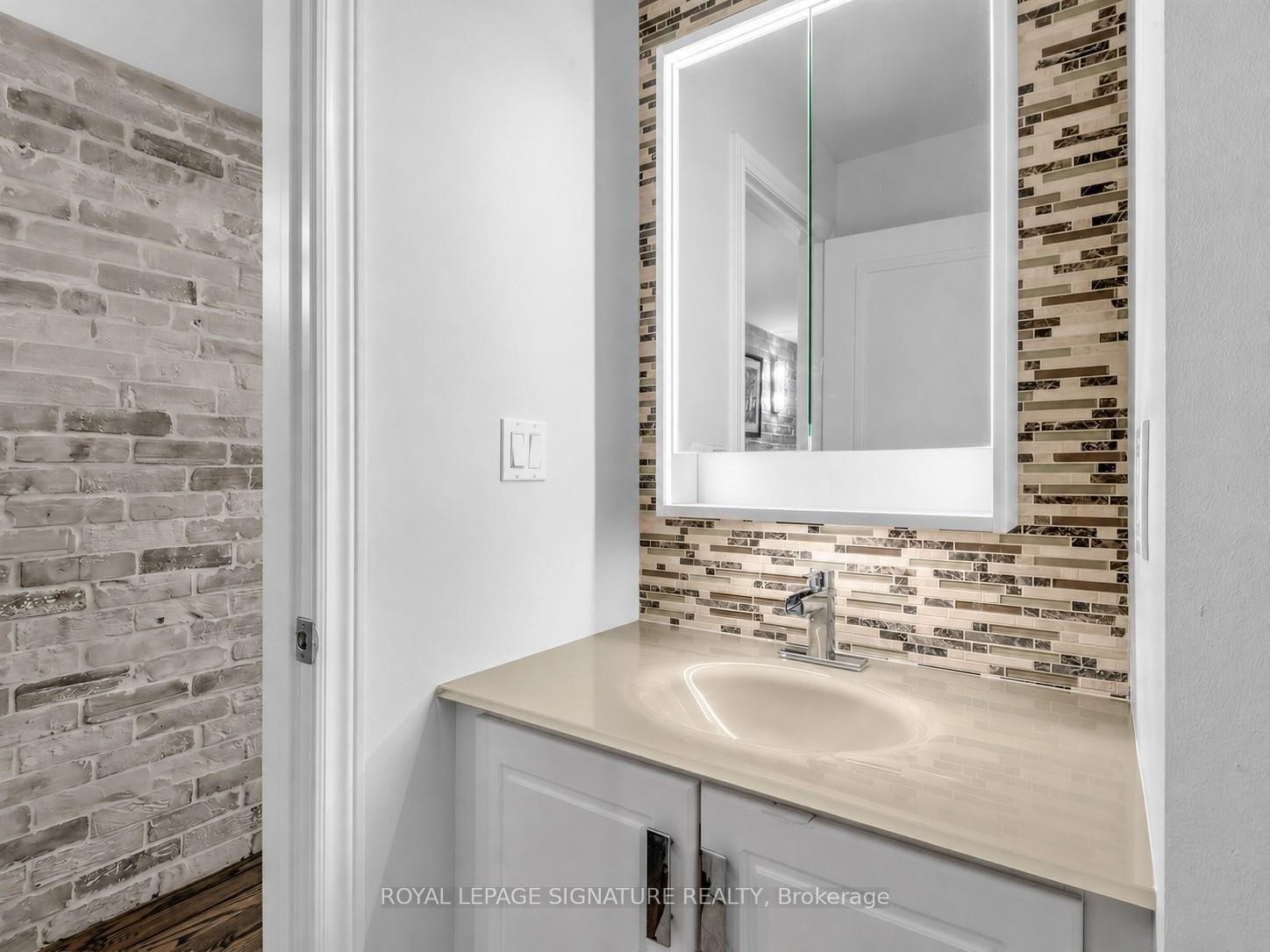 201-72 Aerodrome Crescent, Toronto, ON - Indoor Photo Showing Bathroom