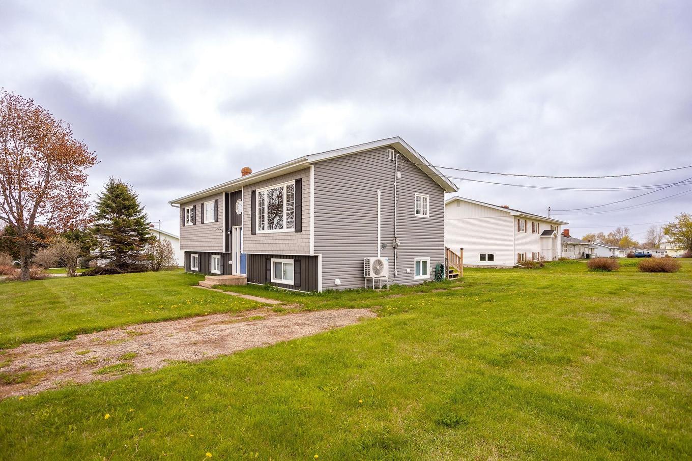 1 Anniversary Avenue, Souris, PE - Outdoor