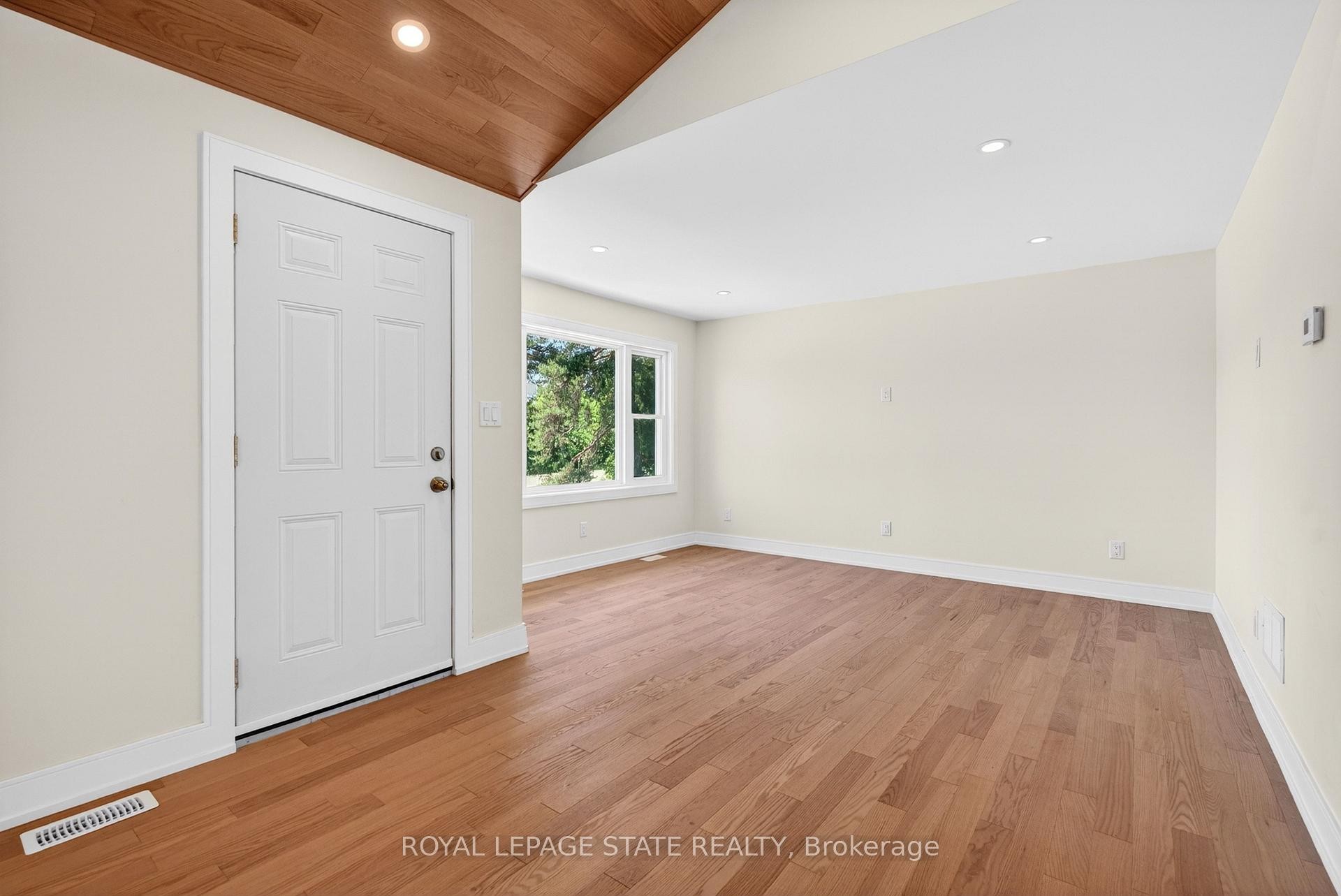 Upper-8 Cornell Avenue, Hamilton, ON
