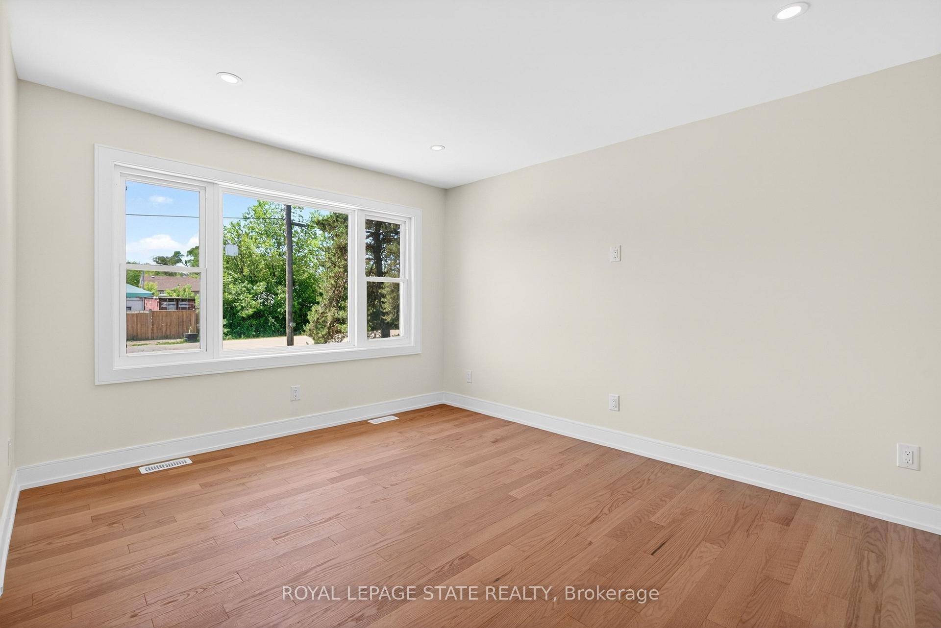 Upper-8 Cornell Avenue, Hamilton, ON