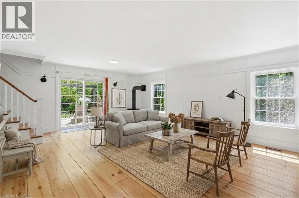 6123 Guelph Line, Burlington, ON - Indoor Photo Showing Living Room