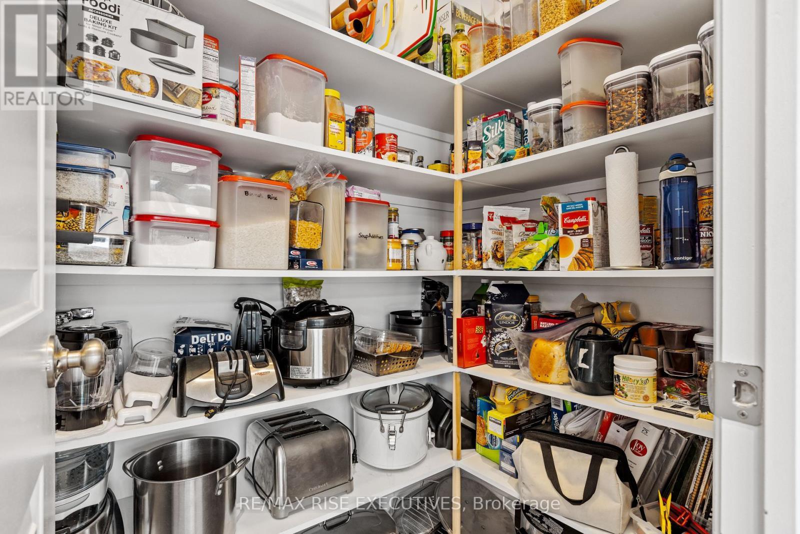 Walk-in pantry - 165 Finsbury Avenue, Ottawa, ON