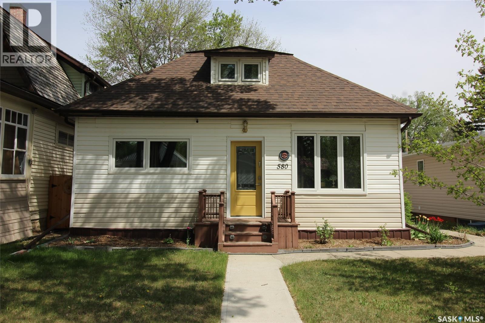 580 1St Street E, Shaunavon, SK