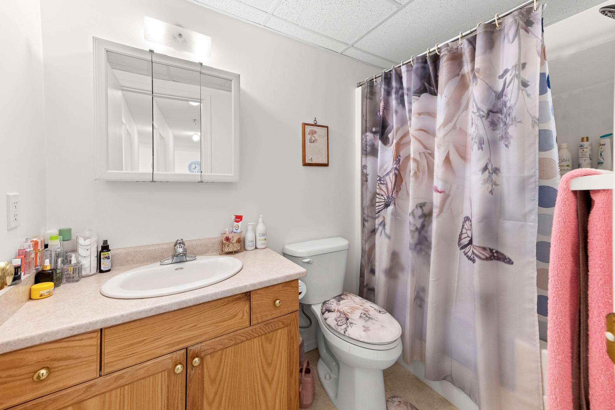 204-914 Vancouver Street, Creston, BC - Indoor Photo Showing Bathroom