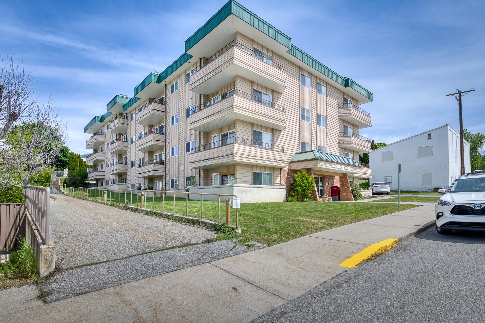 204-914 Vancouver Street, Creston, BC - Outdoor With Facade