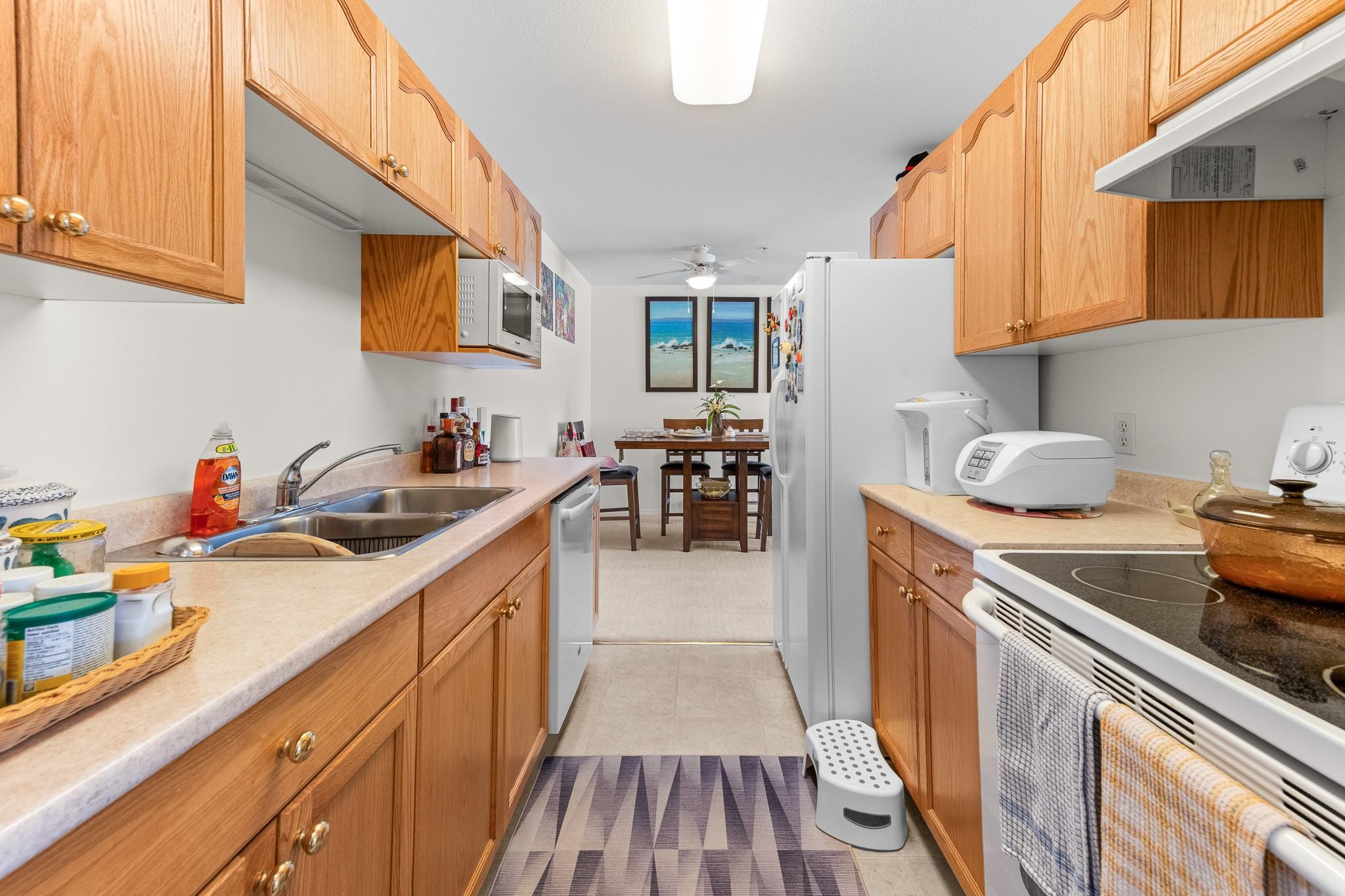 204-914 Vancouver Street, Creston, BC - Indoor Photo Showing Kitchen With Double Sink