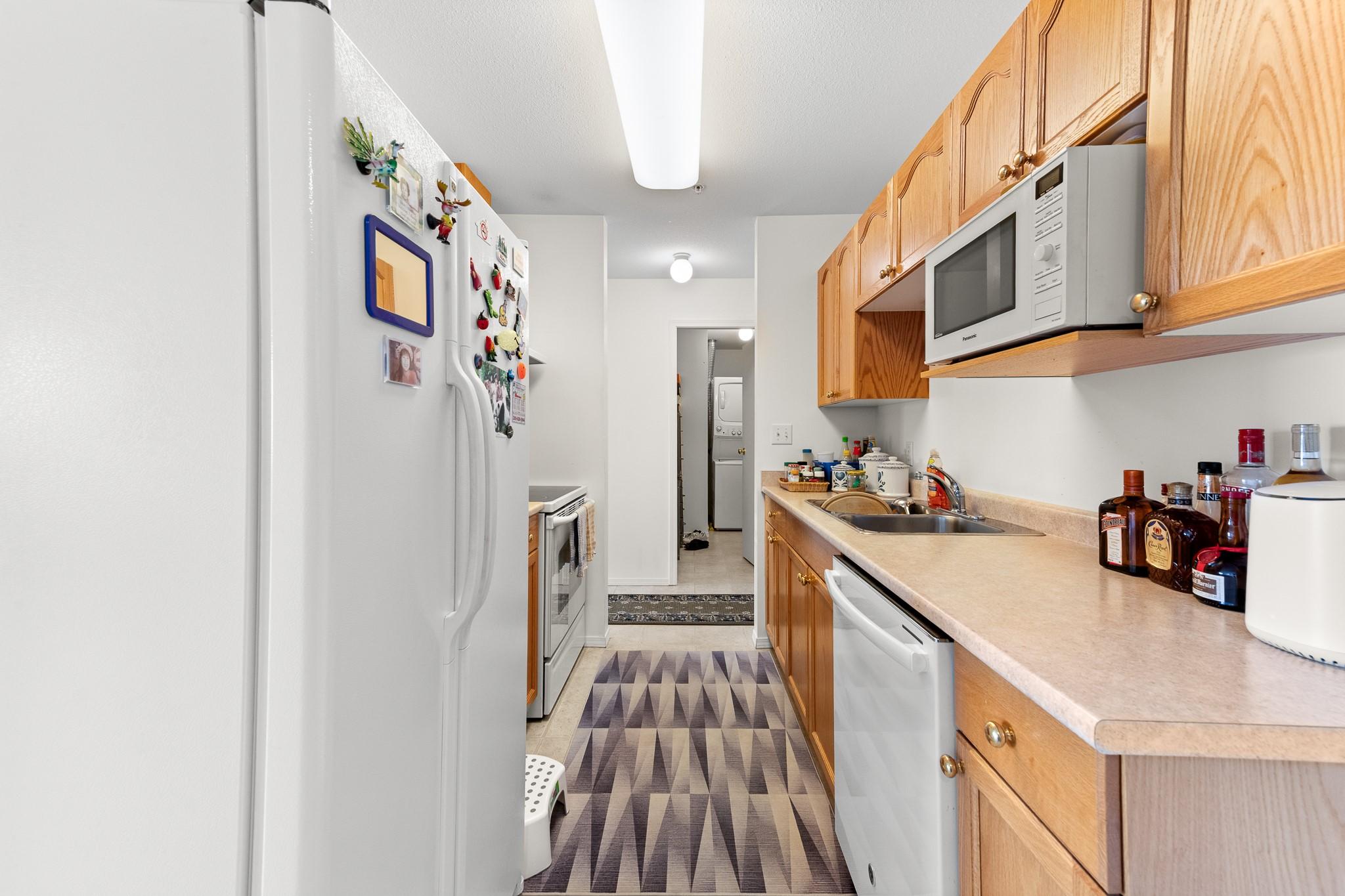 204-914 Vancouver Street, Creston, BC - Indoor Photo Showing Kitchen