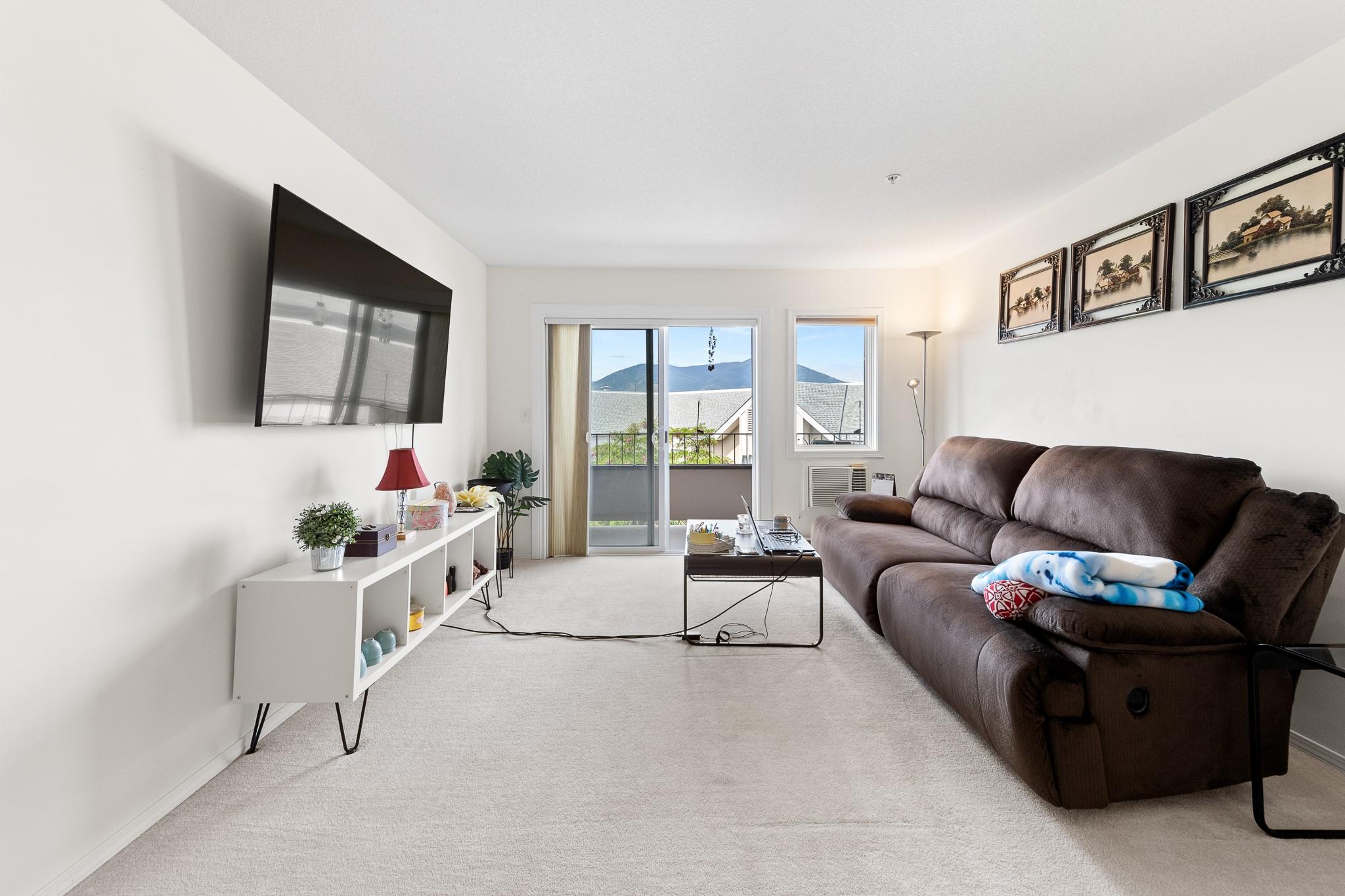 204-914 Vancouver Street, Creston, BC - Indoor Photo Showing Living Room