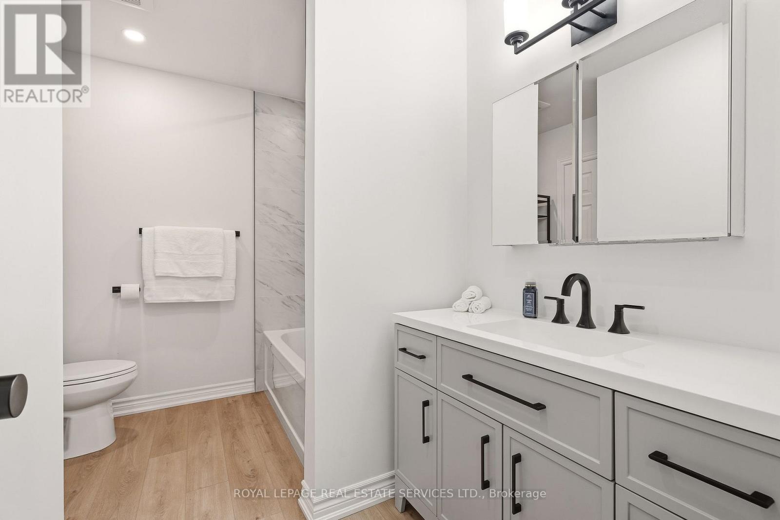 Semi-ensuite Bathroom - 3454 Oakglade Crescent, Mississauga, ON