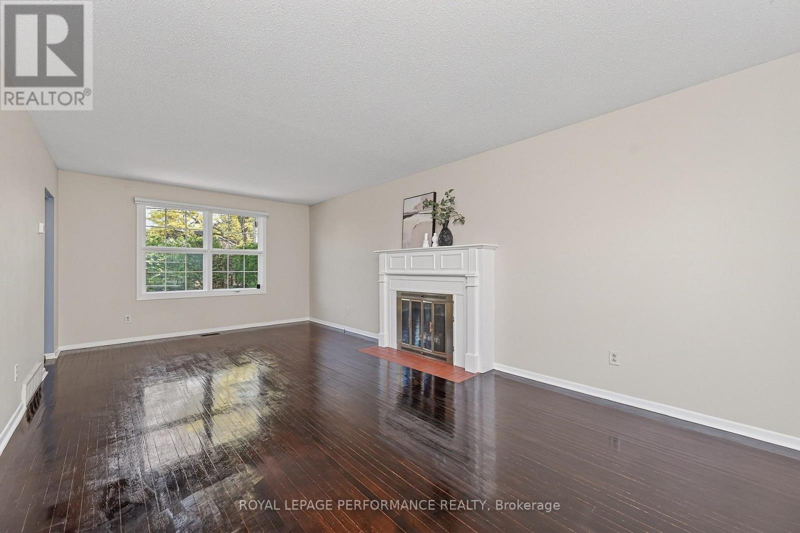 Living room - 1799 Dorset Drive, Ottawa, ON