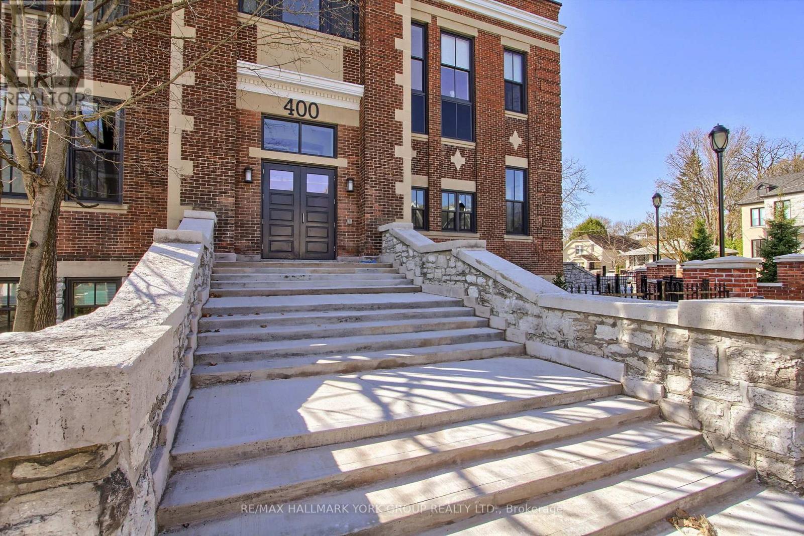 203 - 400 Park Avenue, Newmarket, ON