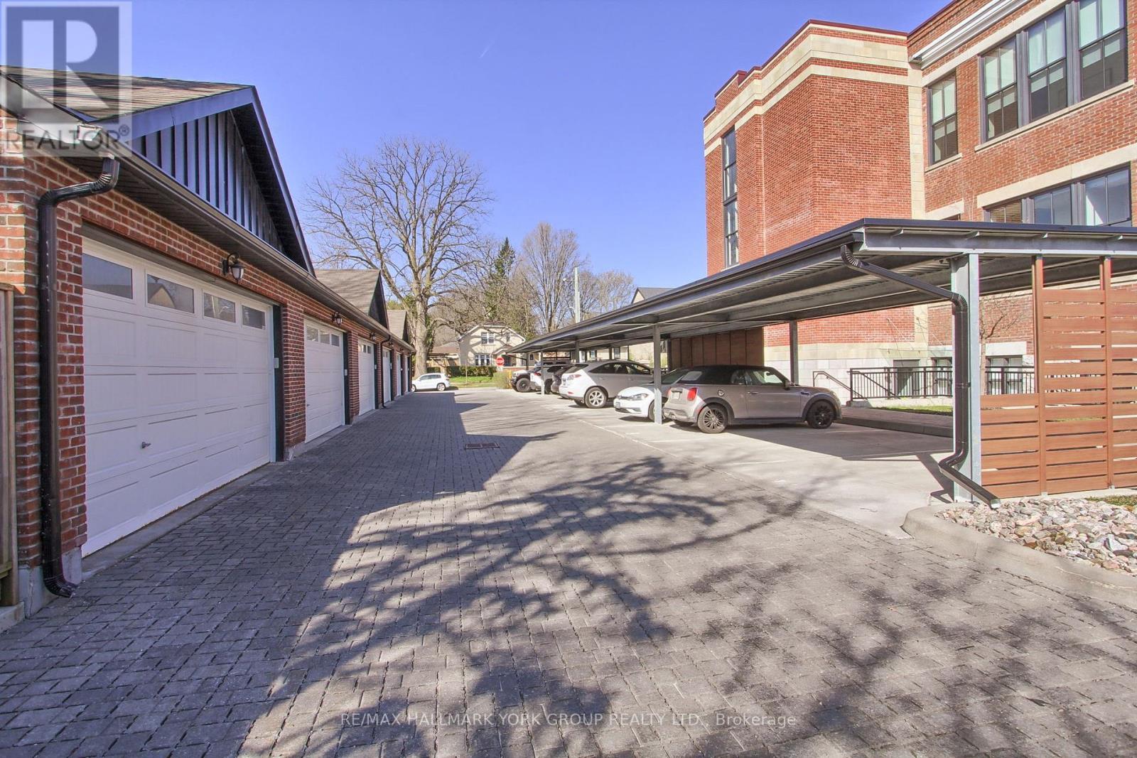 203 - 400 Park Avenue, Newmarket, ON