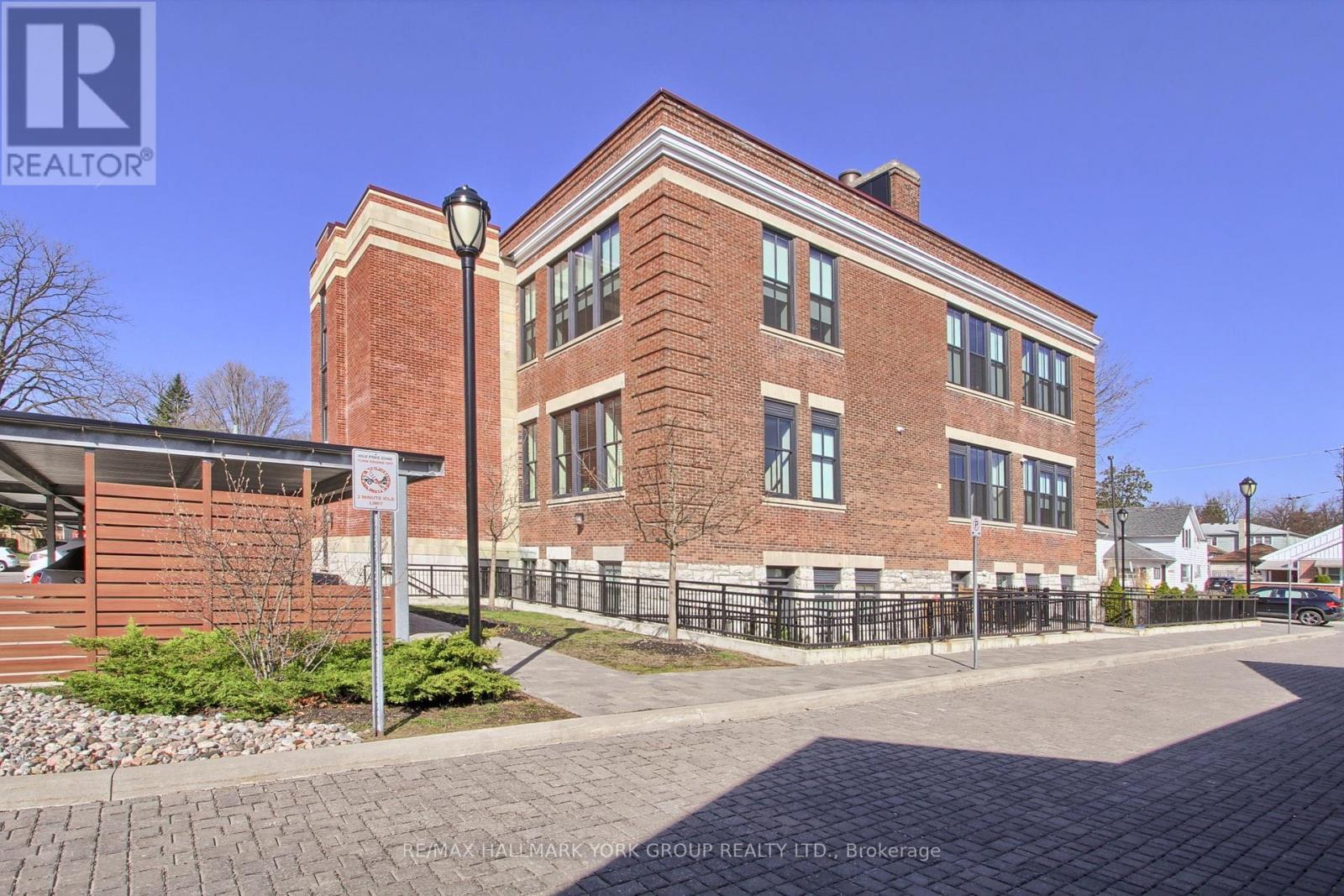 203 - 400 Park Avenue, Newmarket, ON