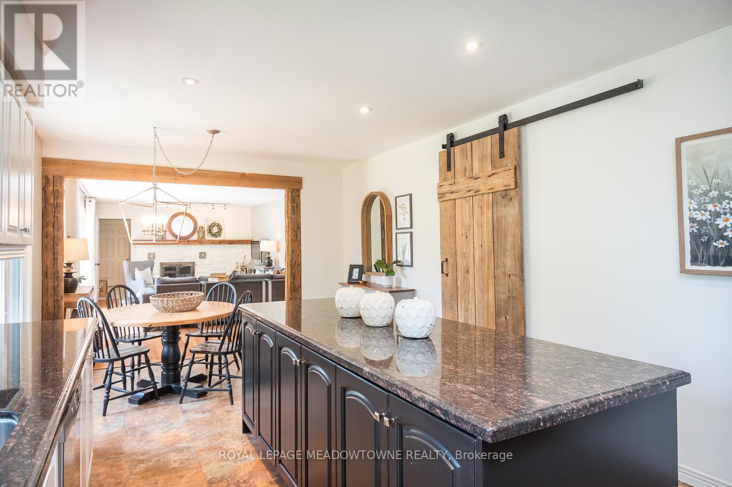 Convenient large island - 11276 Amos Drive, Milton, ON