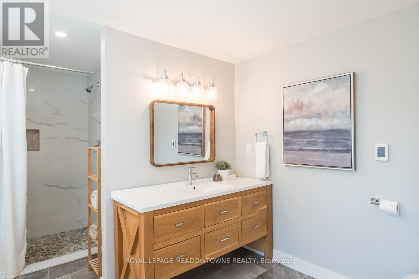 Large walk in shower - 11276 Amos Drive, Milton, ON