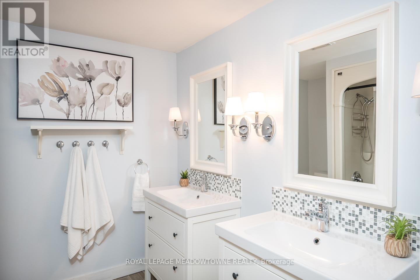 Updated main upper bath with double vanities - 11276 Amos Drive, Milton, ON