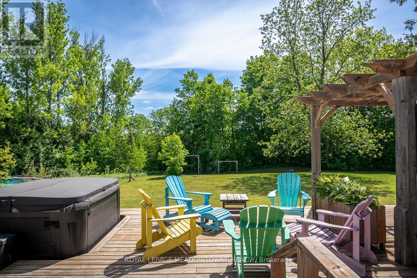 Soak in the hot tub - peaceful tranquility - 11276 Amos Drive, Milton, ON