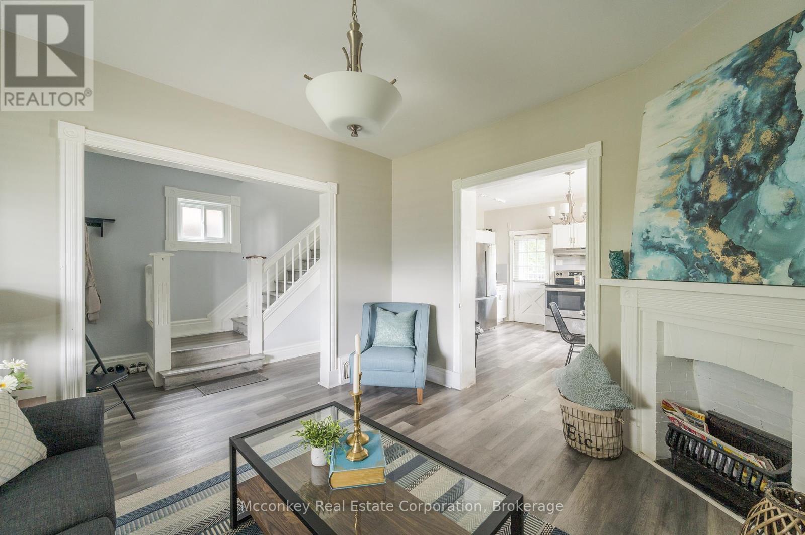 730 Park Street S, Peterborough (Otonabee Ward 1), ON - Indoor Photo Showing Living Room
