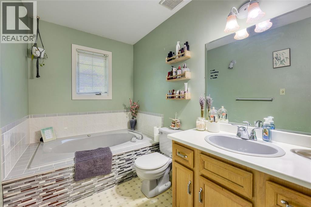 706 Esser Crescent, Sarnia, ON
