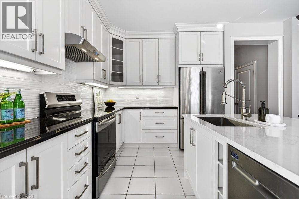 523 Terrace Way, Oakville, ON - Indoor Photo Showing Kitchen With Stainless Steel Kitchen With Upgraded Kitchen