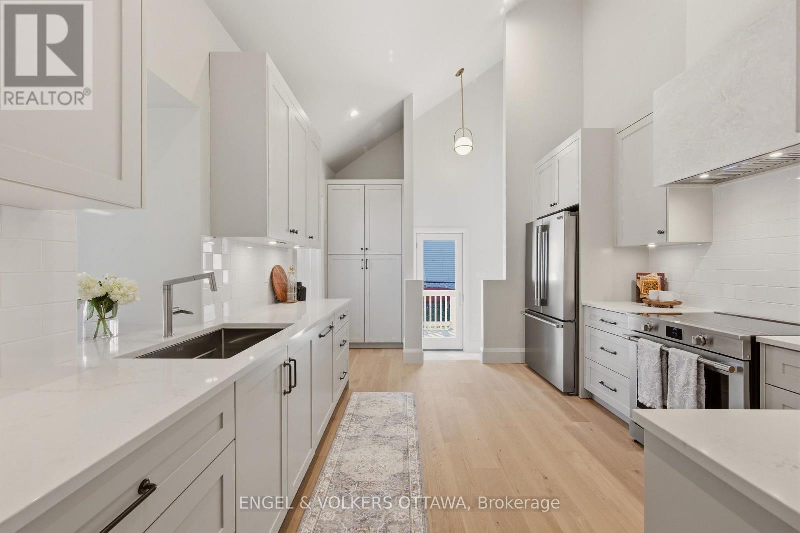 Kitchen - 35 Mackay Street, Ottawa, ON