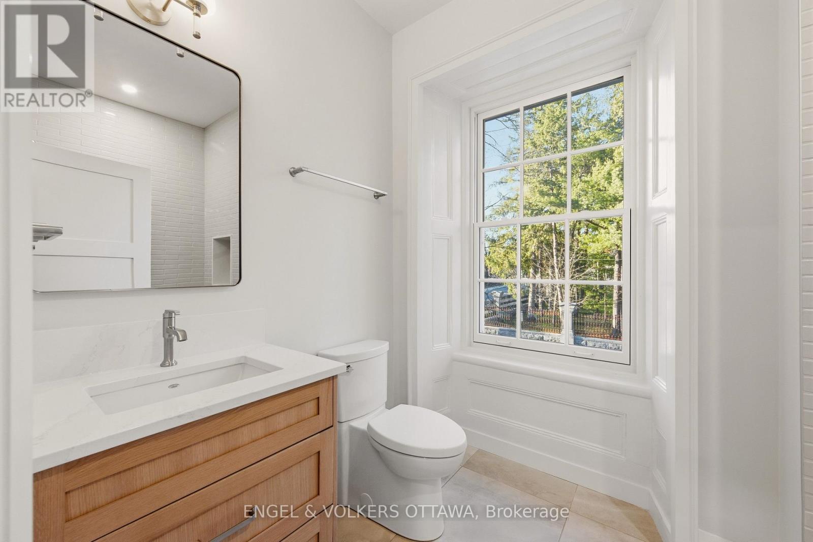 Main bath - 35 Mackay Street, Ottawa, ON